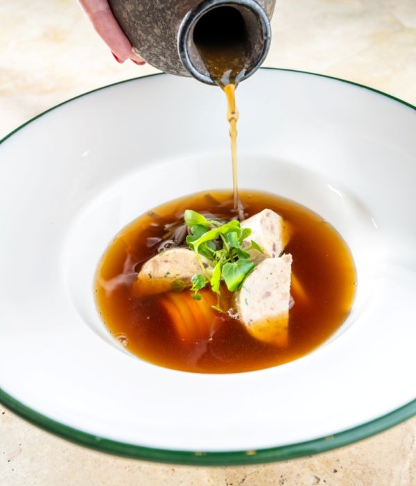 Gyöngytyúk Consommé Házi Tésztával, Friss Zöldségekkel